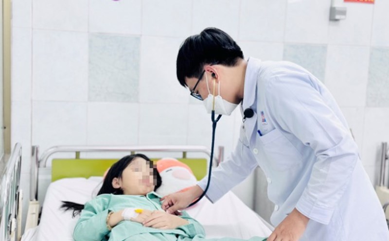 Patients who ate candy of unknown origin were given emergency care and successfully treated by doctors. Photo: Provided by the hospital