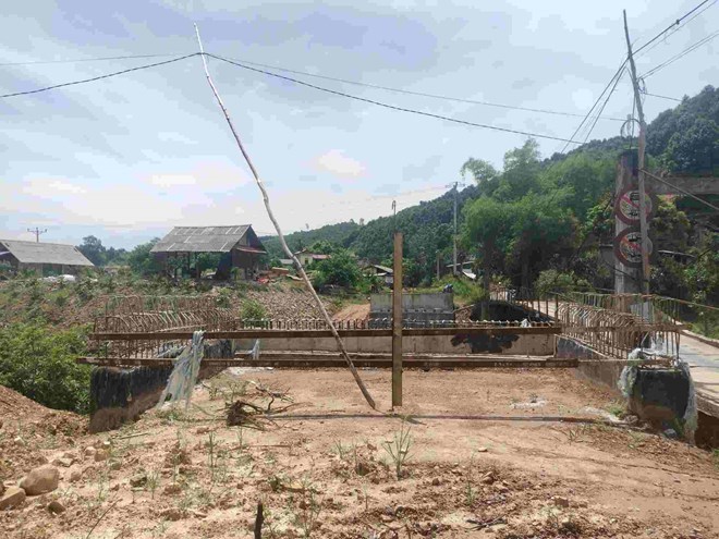 Cầu độc đạo xây dở dang, người dân vùng cao Lào Cai lo cô lập khi mưa lũ