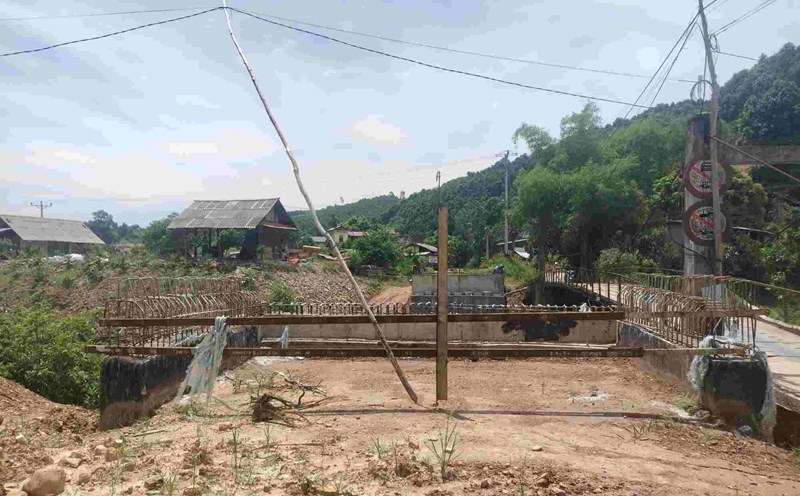 On the construction site, there are many construction materials, many iron blocks have begun to rust. Photo: Van Duc