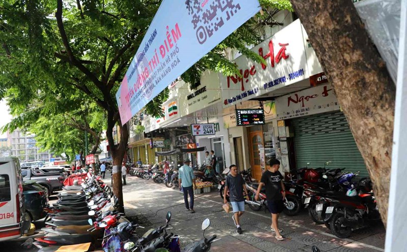 Sidewalk on Phan Chu Trinh Street (HCMC) - one of the routes that allows the use of part of the sidewalk for business and parking. Photo: Minh Quan