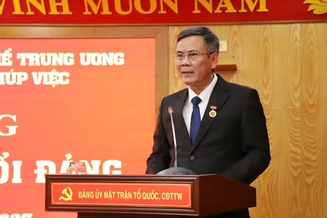 Pho Bi thu Dang uy MTTQ, cac doan the Trung uong Tran Thang phat bieu tai buoi le. Anh: Minh Hien