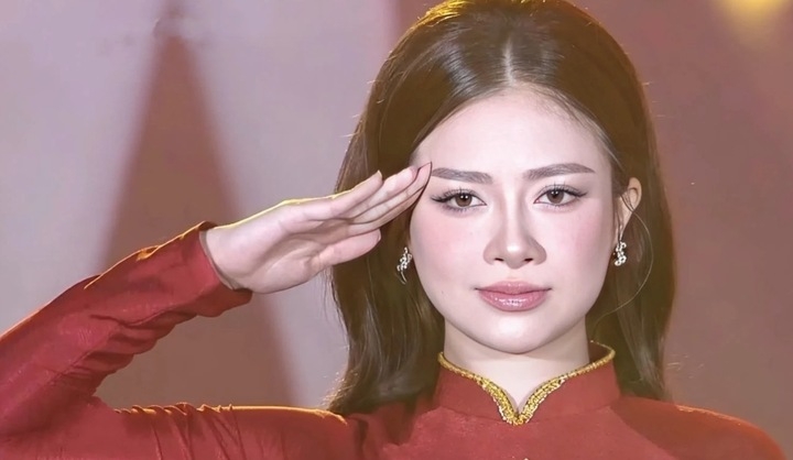 Duong Hoang Yen duoc khen ngoi vi khoanh khac trong chuong trinh Tu hao la nguoi Viet Nam. Anh: BTC
