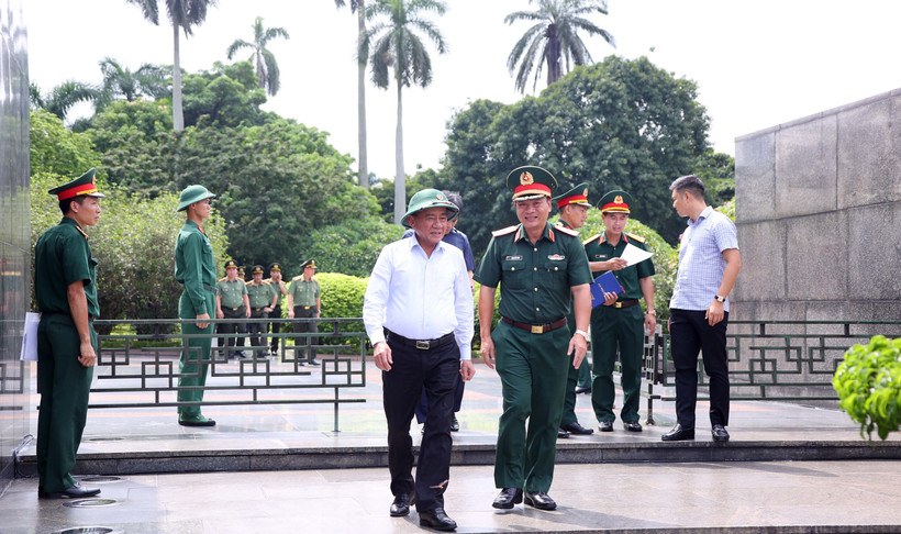 Uy vien Bo Chinh tri, Thuong truc Ban Bi thu Tran Cam Tu kiem tra cong tac chuan bi Le ky niem 80 nam Cach mang thang Tam thanh cong va Quoc khanh tai khu vuc Lang Chu tich Ho Chi Minh, Quang truong Ba Dinh. Anh: Van Diep/TTXVN 