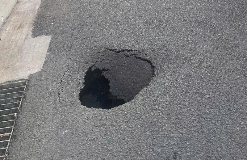 路面の崩落した穴は、ちょうど舗装されたばかりです。写真:H.Nguyen