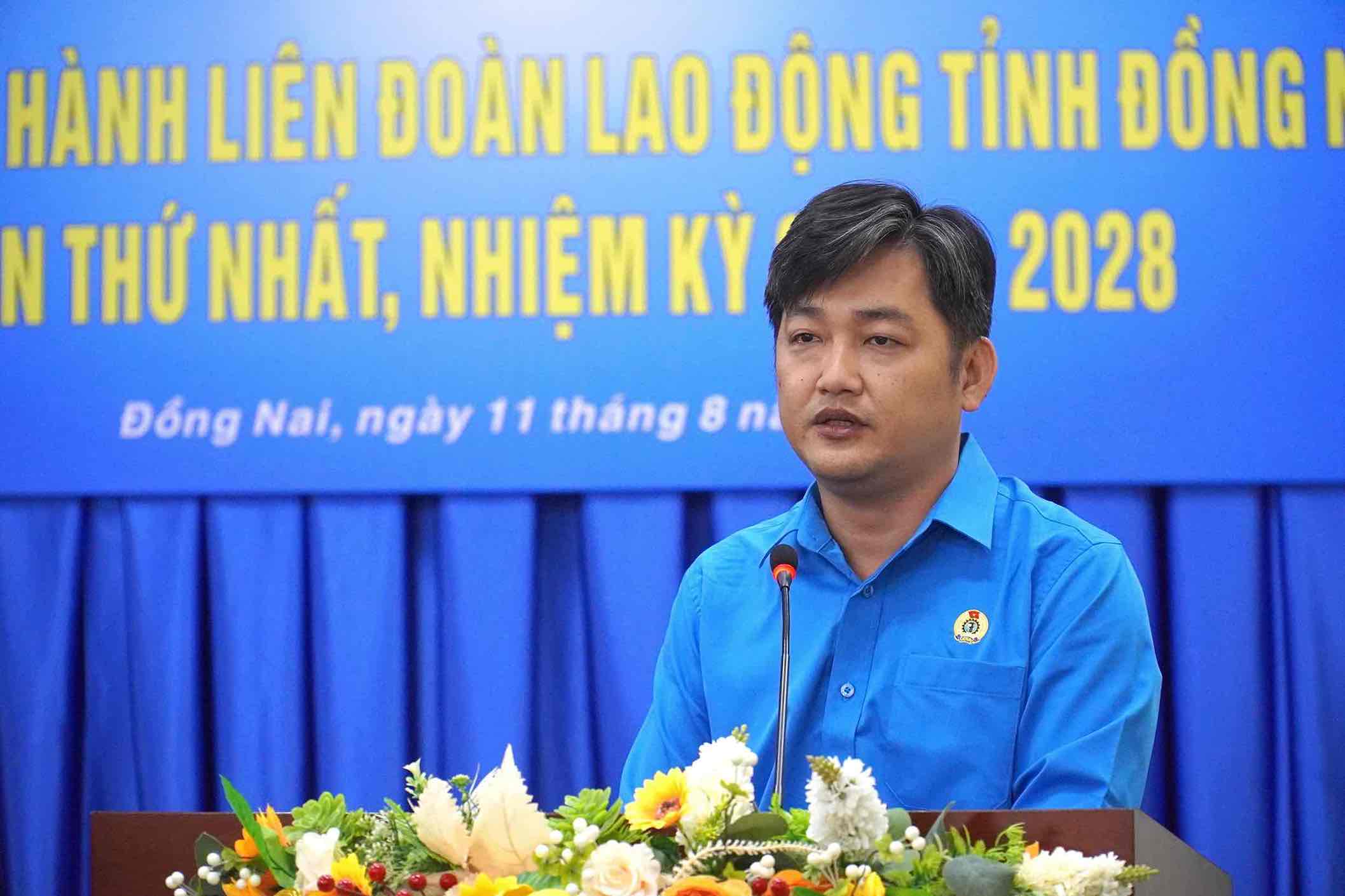 Nguyen Quoc Dung 씨가 8월 11일 제1차 동나이성 노동총연맹 집행위원회 회의에서 발언하고 있습니다. 사진: HAC