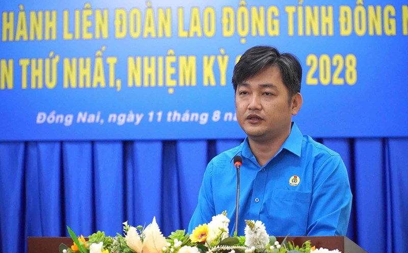 Mr. Nguyen Quoc Dung spoke at the first Executive Committee Conference of the Dong Nai Provincial Federation of Labor on August 11. Photo: HAC