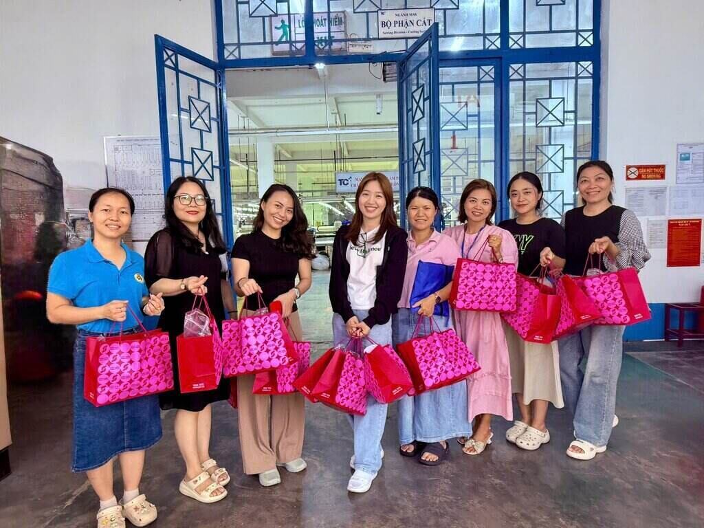 실용적인 선물을 받고 기뻐하는 노동자들. 사진: Thu Thuy