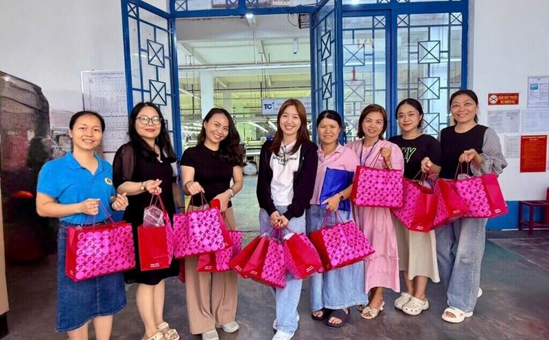 Workers are excited to receive practical gifts. Photo: Thu Thuy