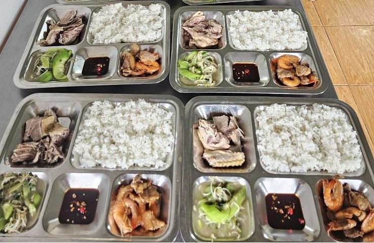 Bua com Cong doan cua cong nhan trua 20.8. Ảnh: Cong doan An Bien