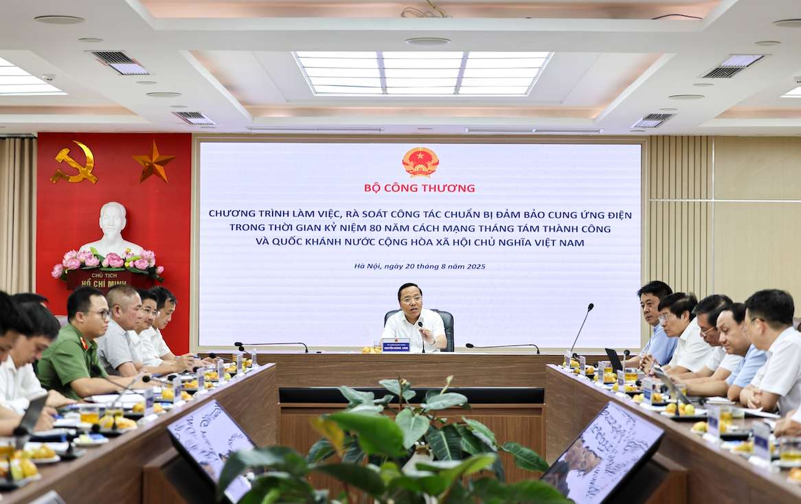 Thu truong Nguyen Hoang Long chu tri buoi lam viec. Anh: Bo Cong Thuong