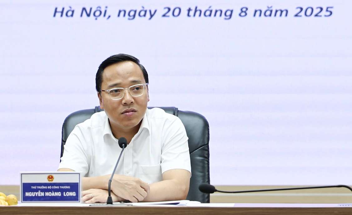 Thu truong Nguyen Hoang Long nhan manh, de cong tac cung cap dien cho cac phu tai trong yeu va cac hoat dong dip Le dam bao an toan tuyet doi, cac don vi can tiep tuc ra soat ky luong cac phuong an, ke ca cac phuong an du phong. Anh: Bo Cong Thuong