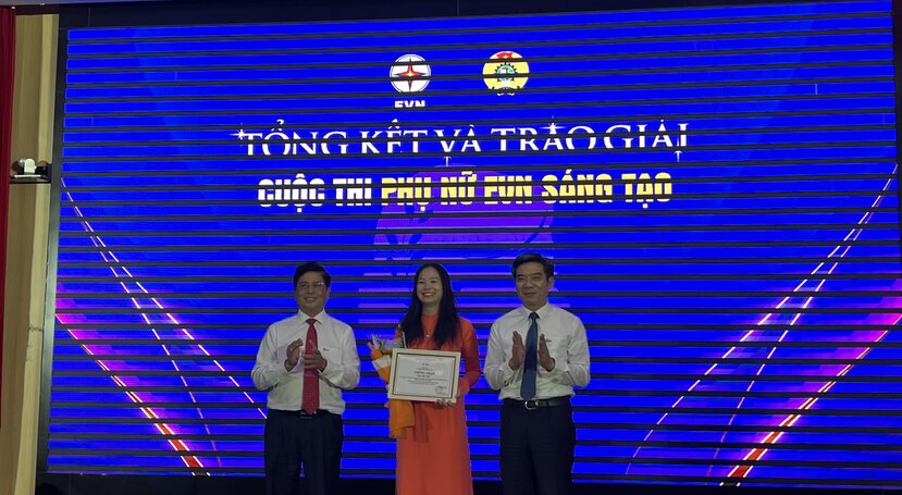 베트남 전력 그룹 지도부가 106 EVN 창의 여성 콘테스트 특별상을 수여합니다. 사진: 끼에우 부