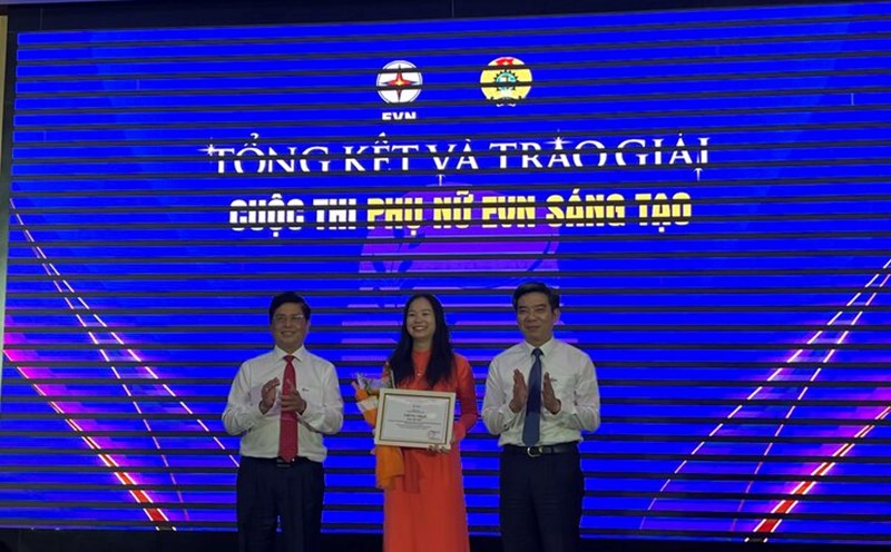 Leaders of Vietnam Electricity Group awarded the Special Prize of the " creative EVN Women" Contest. Photo: Kieu Vu