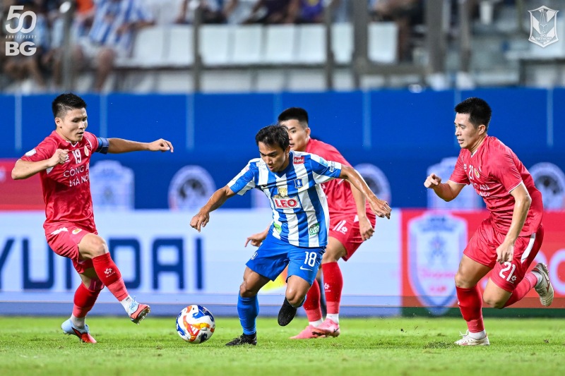 Midfielder Chanathip's impressive performance made Hanoi Police work hard. Photo: BG Pathum
