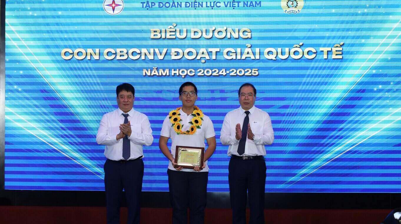 Nguyen Anh Tuan EVN 총괄 이사(맨 왼쪽)와 Do Duc Hung 베트남 전력 노조 위원장(맨 오른쪽)이 국제 대회에서 수상한 Hoang Xuan Bach 학생에게 상을 수여하고 있습니다. 사진: Gia Hieu