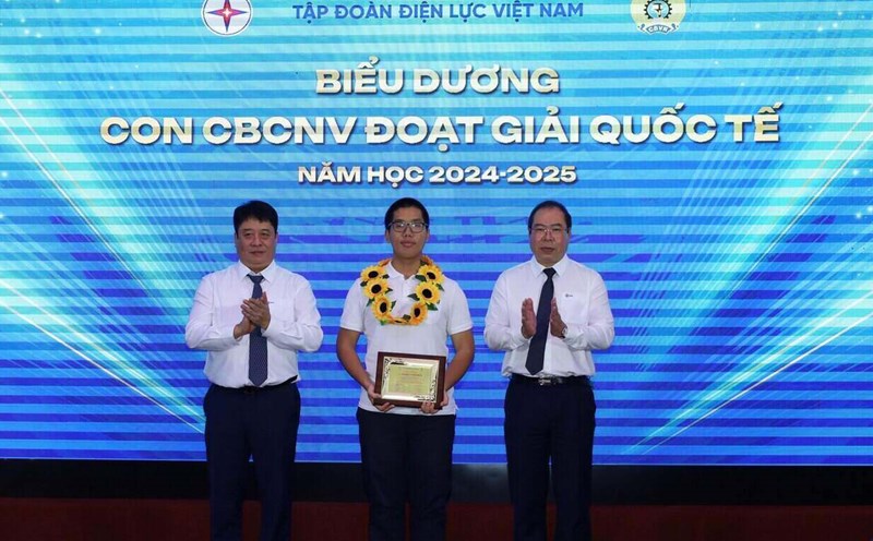 Mr. Nguyen Anh Tuan - General Director of EVN (far left) and Mr. Do Duc Hung - Chairman of the Vietnam Electricity Trade Union (far right) awarded Hoang Xuan Bach - an international winning student. Photo: Gia Hieu