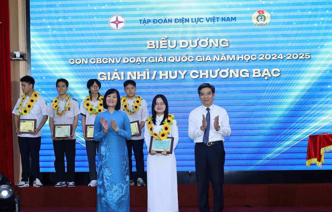 Ba Do Hong Van - Uy vien Doan Chu tich Tong LDLDVN, Pho truong ban Quan he lao dong (ao dai xanh) trao thuong cho cac con. Anh: Gia Hieu