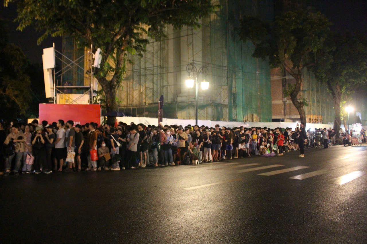 Khoang 00 gio 10 phut, tai Nha hat lon Ha Noi da dong nghit ban tre xep hang cho lay ve “Viet Nam trong toi“. Anh: Le Tuyen