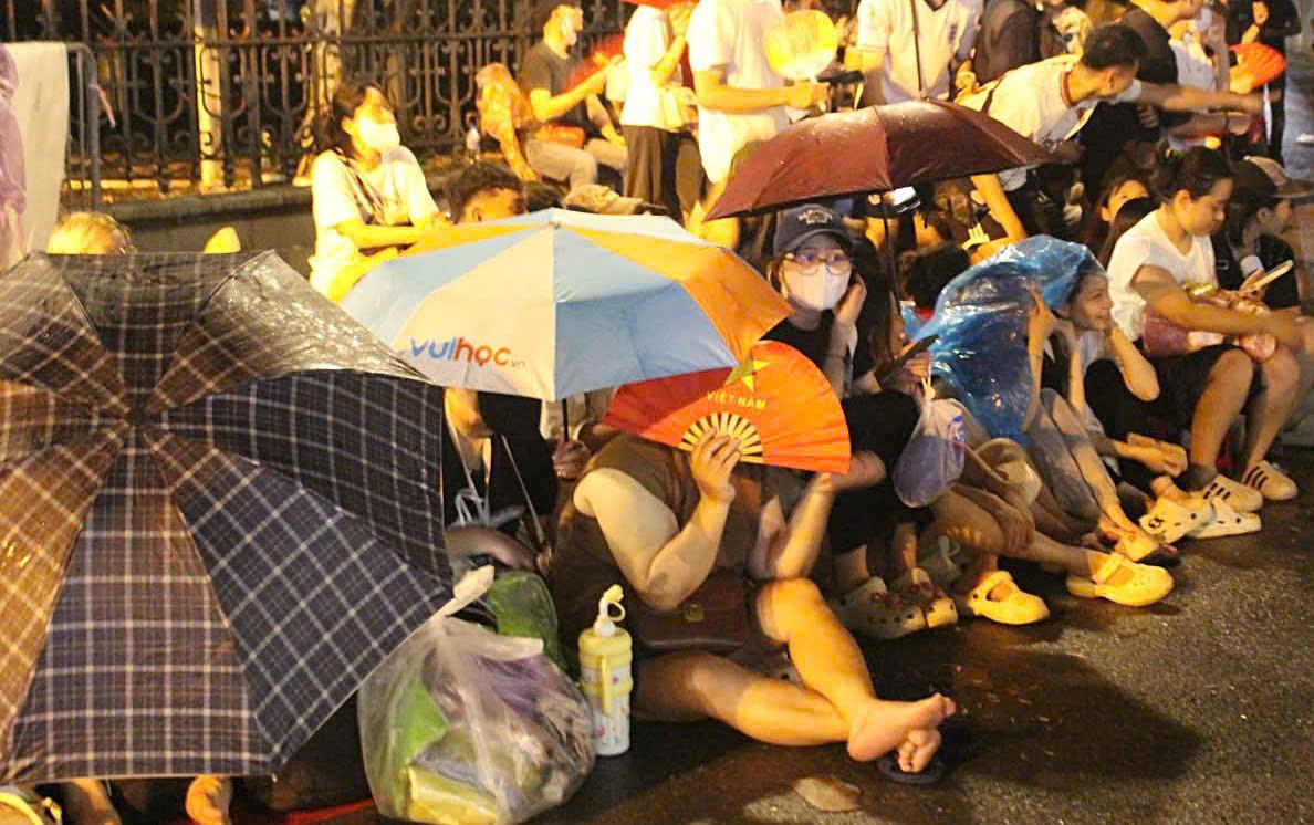 Bat chap thoi tiet mua nho, cac ban tre che o hoac mac ao mua de ngoi cho. Anh: Le Tuyen