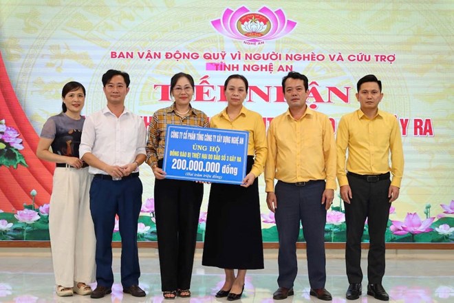 La Junta Directiva y el Sindicato de la Corporacion General de Construccion de Nghe An entregaron 200 millones de VND para apoyar a los hogares afectados por las inundaciones. Foto: Ngoc Anh