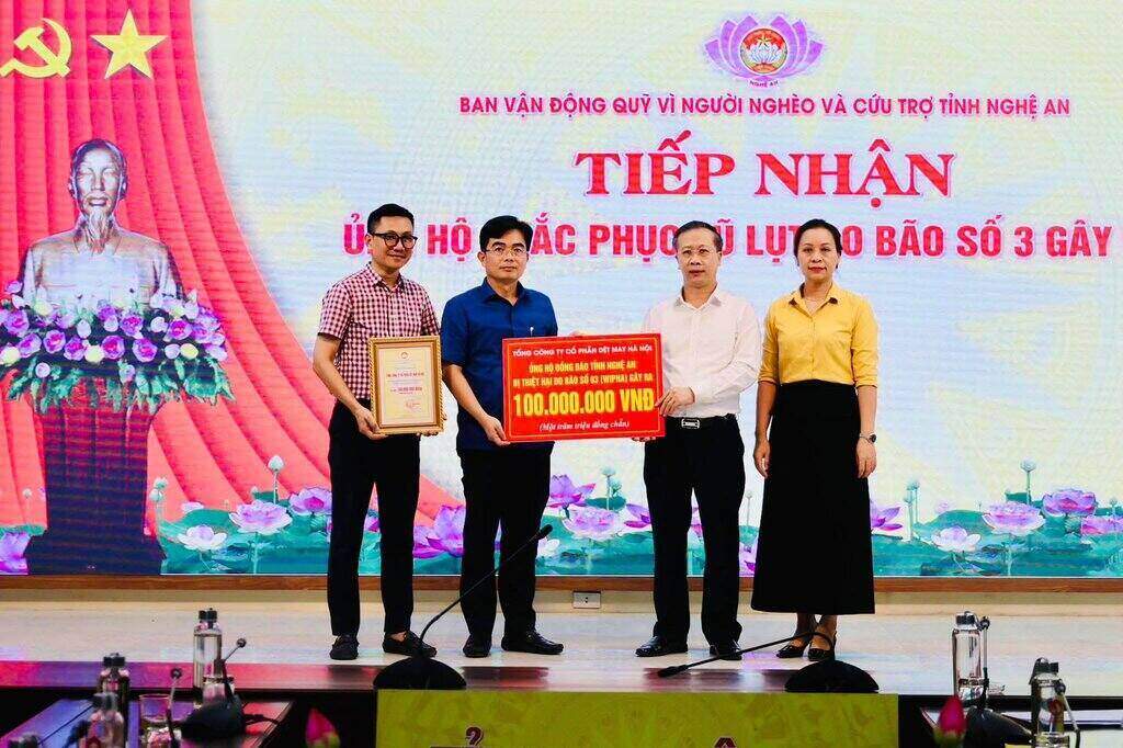 Cong doan Tong cong ty CP Det May Ha Noi trao tang 100 trieu dong cho Ban van dong quy vi nguoi ngheo va cuu tro tinh Nghe An. Anh: Thu Thuy