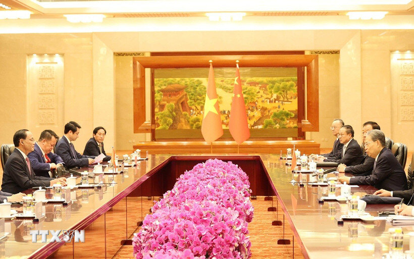 Senior General Tran Quang Phuong - Member of the Party Central Committee, Vice Chairman of the National Assembly, Chairman of the Vietnam - China Friendship Parliamentarians' Group met with Politburo member and Chief People's Artist of the whole of China Zhao Liyee. Photo: VNA