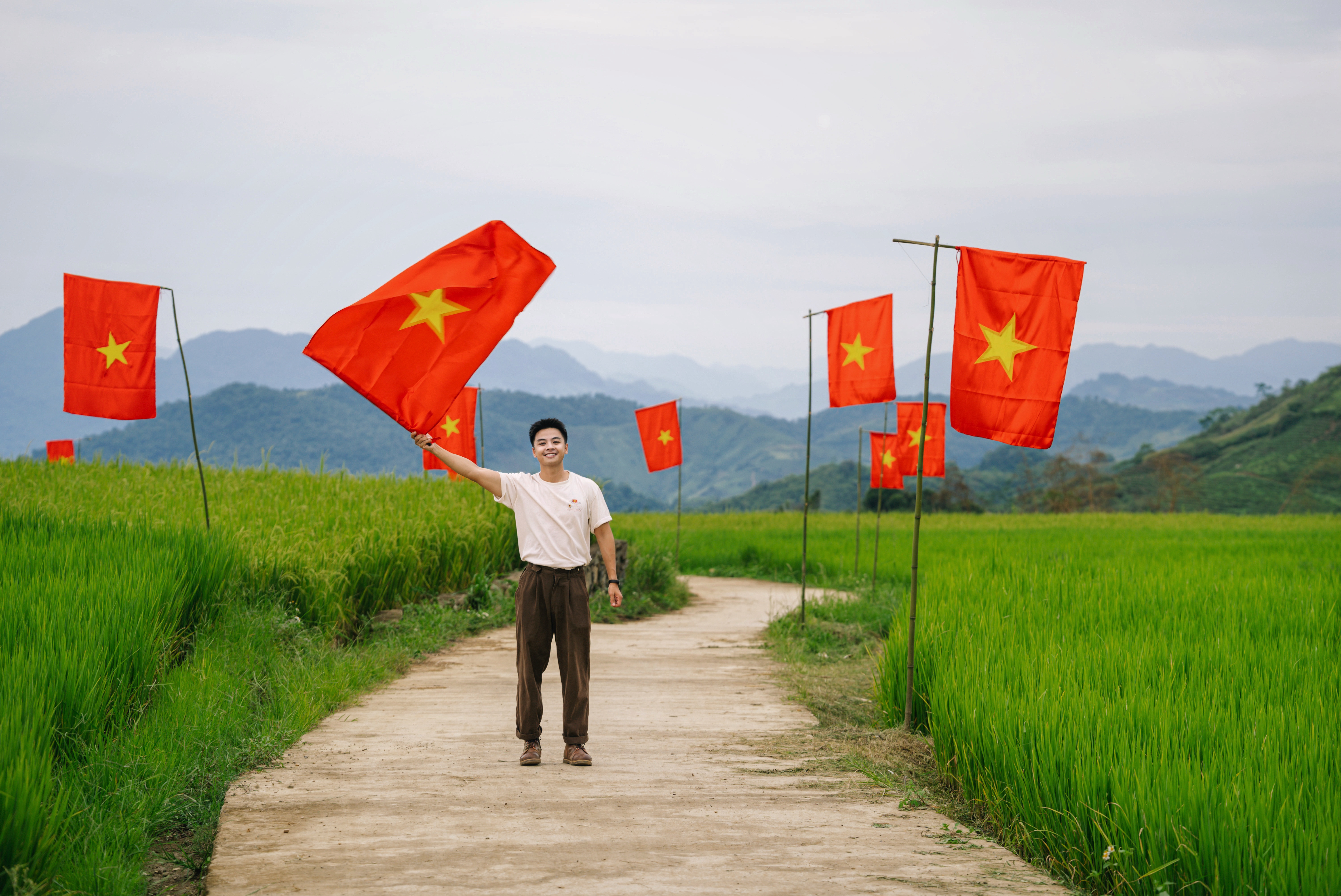 Quang Kien, ein junger Mann, der in Moc Chau im Tourismus arbeitet, erzählte: „Der Reis im Dorf Suoi Lin blüht und wird in etwa einem Monat reif sein.“ Die Terrassenfelder hier sind am schönsten, wenn sie von üppigem Grün bedeckt sind, was sich hervorragend für hervorragende Fotos eignet.