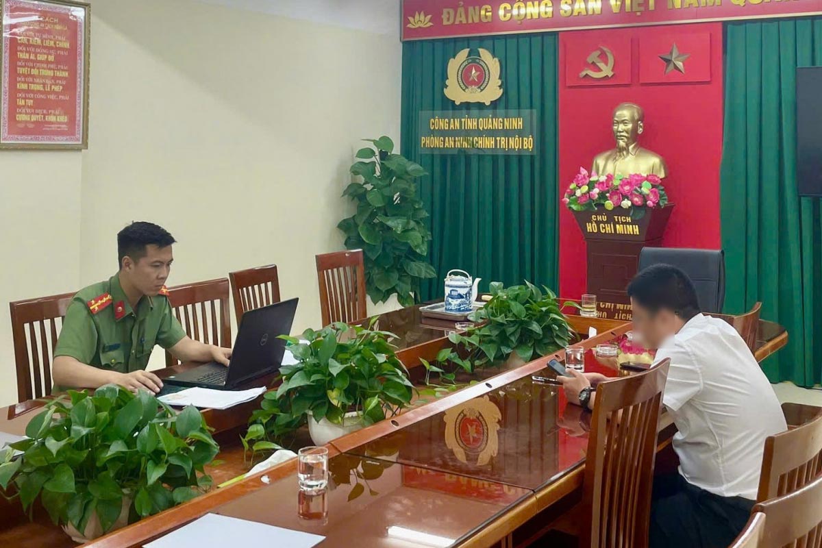 Phòng An ninh Chính trị nội bộ lập biên bản xử phạt. Ảnh: Công an Quảng Ninh