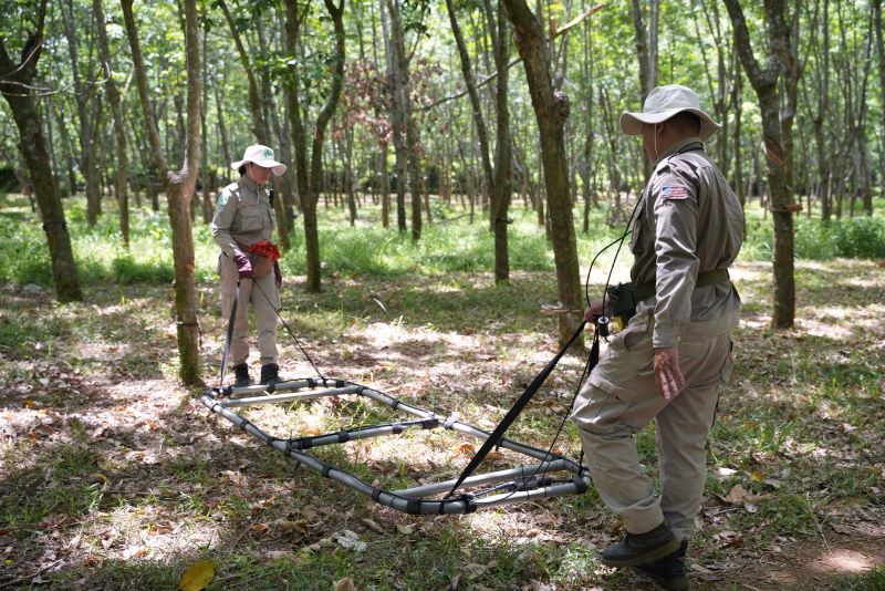 The NPA/RENEW Blasting Team deployed a search for explosives on the area of people's crop land. Photo: NPA/RENEW Project
