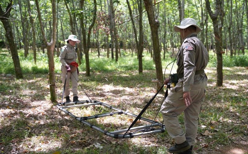 The NPA/RENEW Blasting Team deployed a search for explosives on the area of people's crop land. Photo: NPA/RENEW Project