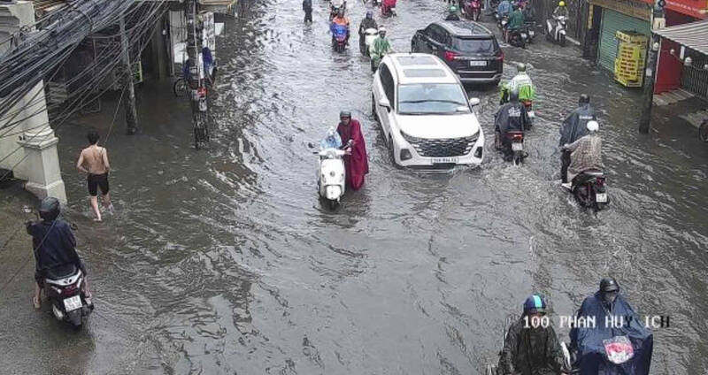 Duong Phan Huy Ich bi ngap sang ngay 21.8. Anh: UDI MAPS