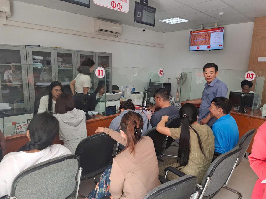 人々は、タン・セン・ワード（ハ・ティン州）の行政サービスセンターでの手続きを解決するために来ます。
 写真：Tran Tuan