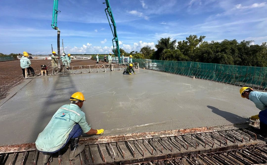 Workers constructing at the Chau Doc - Can Tho - Soc Trang expressway project through Can Tho city. Photo: Phuong Anh
