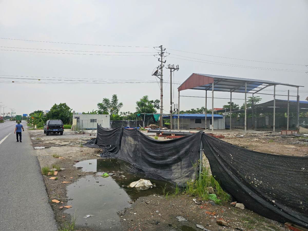 Tái lấn chiếm, vi phạm hàng lang an toàn giao thông đường Nguyễn Trường Tộ qua địa bàn phường An Dương. Ảnh: Cổng TTĐT phường An Dương