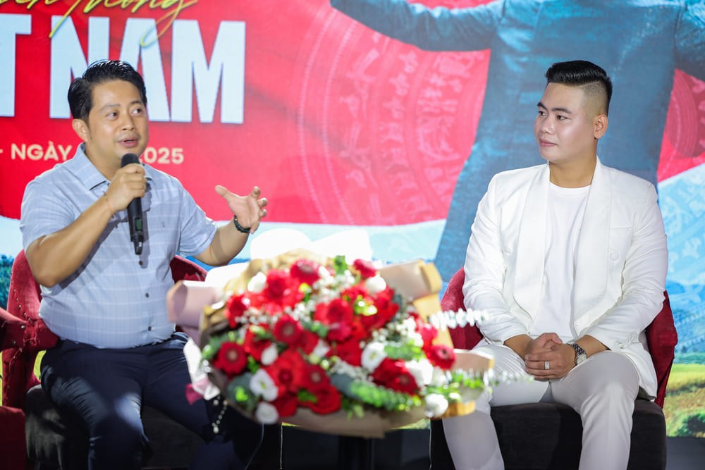 Duong Minh Quy tu tin hon khi co su dong hanh cua thay giao anh do la ca si, giang vien Dao Nguyen Vu hien cong tac tai khoa Thanh nhac - Hoc vien Am nhac Quoc gia Viet Nam. Chang ca si tre cho biet, thay giao la nguoi dao tao thanh nhac, cung la nguoi truyen cam hung cho anh tren con duong nghe thuat. Nghe si tre 10X xem thay giao nhu nguoi cha thu hai cua minh. Anh: Nhan vat cung cap