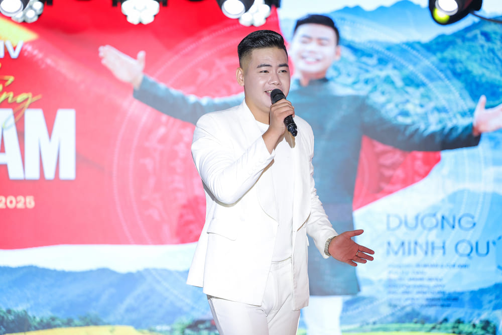 Ca si Duong Minh Quy cho biet, ca khuc duoc anh ap u tu lau bang tinh yeu que huong, su biet on nhung anh hung dan toc. Nam nghe si luon mong muon co the the hien nhung gia tri do bang tieng hat cua minh. Anh: Nhan vat cung cap