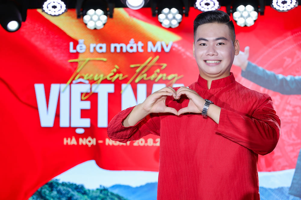 Singer Duong Minh Quy introduces his first MV "Vietnam Tradition". Photo: Character provided
