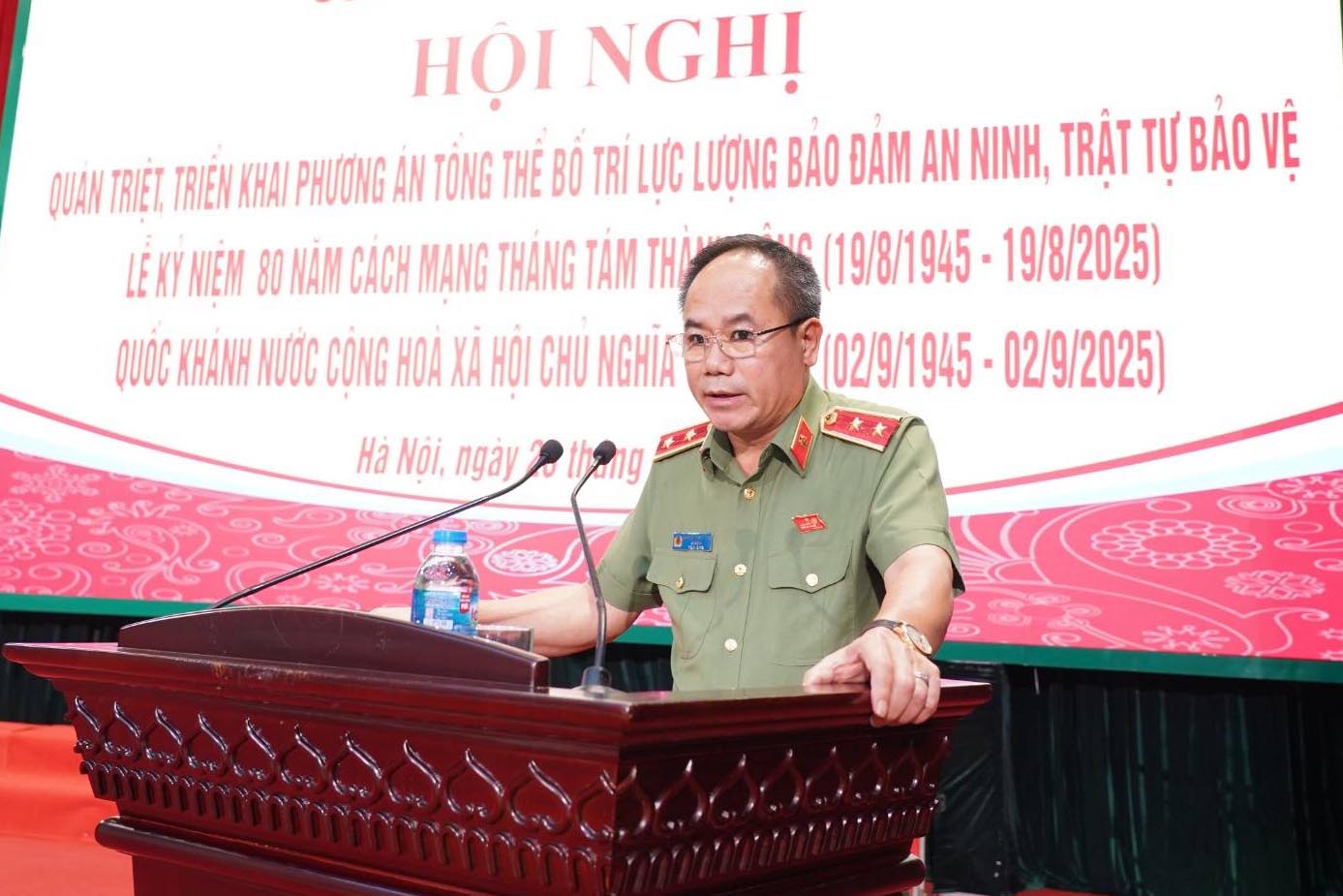 ハノイ警察のディレクター - ヌグエン・タン・トゥン中将 - 会議で講演しました。写真：ハノイ警察