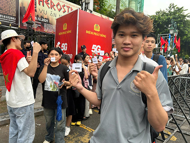 The first audiences lined up on the second day the organizers issued tickets for the concert "Vietnam in Me". Photo: Quynh An