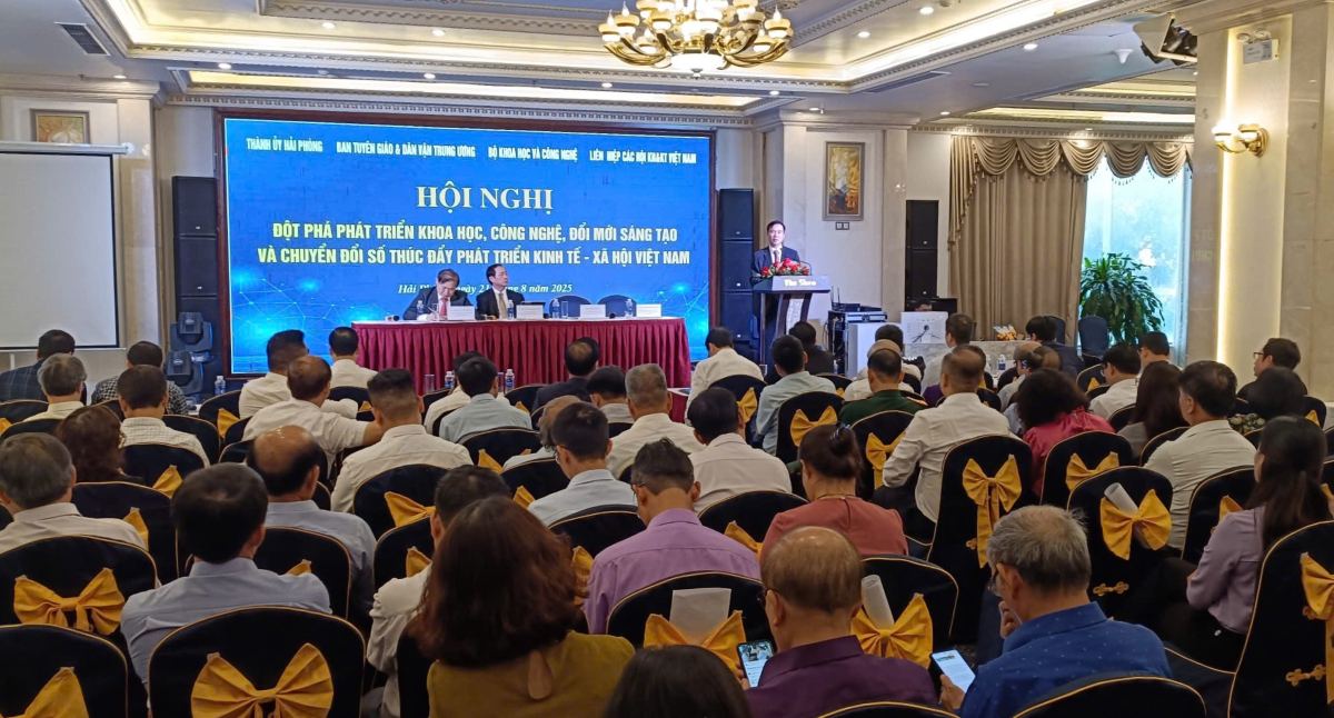 Toan canh hoi nghi. Ảnh: Mai Dung