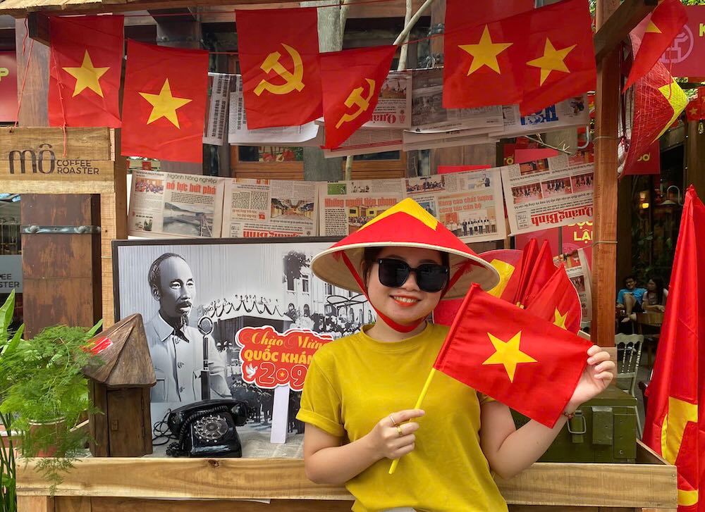 Many coffee shops in Quang Tri decorate the colors of the Fatherland on the occasion of National Day 2.9.