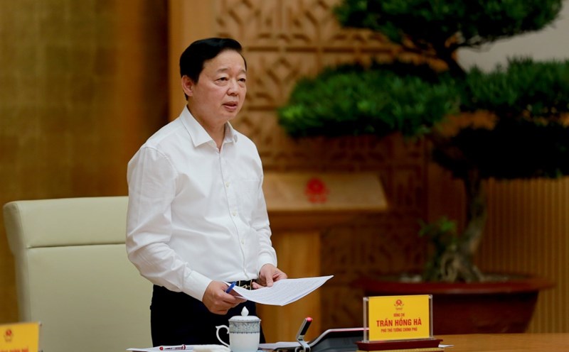 Deputy Prime Minister Tran Hong Ha directed major cities and urban areas to re-open pedestrian crossings; issued a roadmap to apply emission levels to cars and motorbikes in August 2025. Photo: VGP