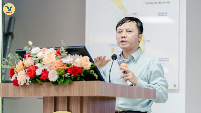 PGS.TS Nguyen Thai Son - Giam doc He thong Xet nghiem MEDLATEC trinh bay bao cao tai hoi nghi. Anh MEDLATEC