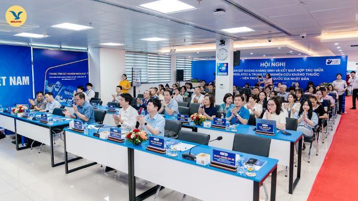 Hoi nghi co su hien dien cua dai dien lanh dao cac Bo, Ban, Nganh cung hang tram quy dai bieu la can bo quan ly, cac chuyen gia linh vuc Vi sinh, Xet nghiem cac benh vien trong nuoc cung dai dien Trung tam Nghien cuu Khang thuoc, Vien Truyen nhiem Quoc gia Nhat Ban. Anh: MEDLATEC