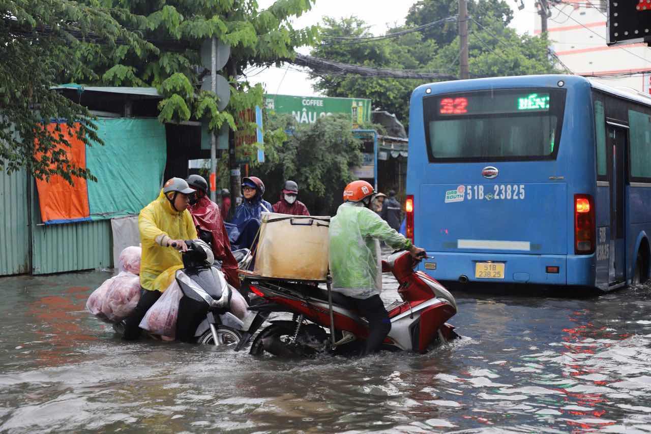 Nhieu doan ngap qua nua banh xe, khien viec di chuyen gap nhieu kho khan, nhat la o nhung doan duong xau, nhieu o ga, o voi. Anh: Minh Tam
