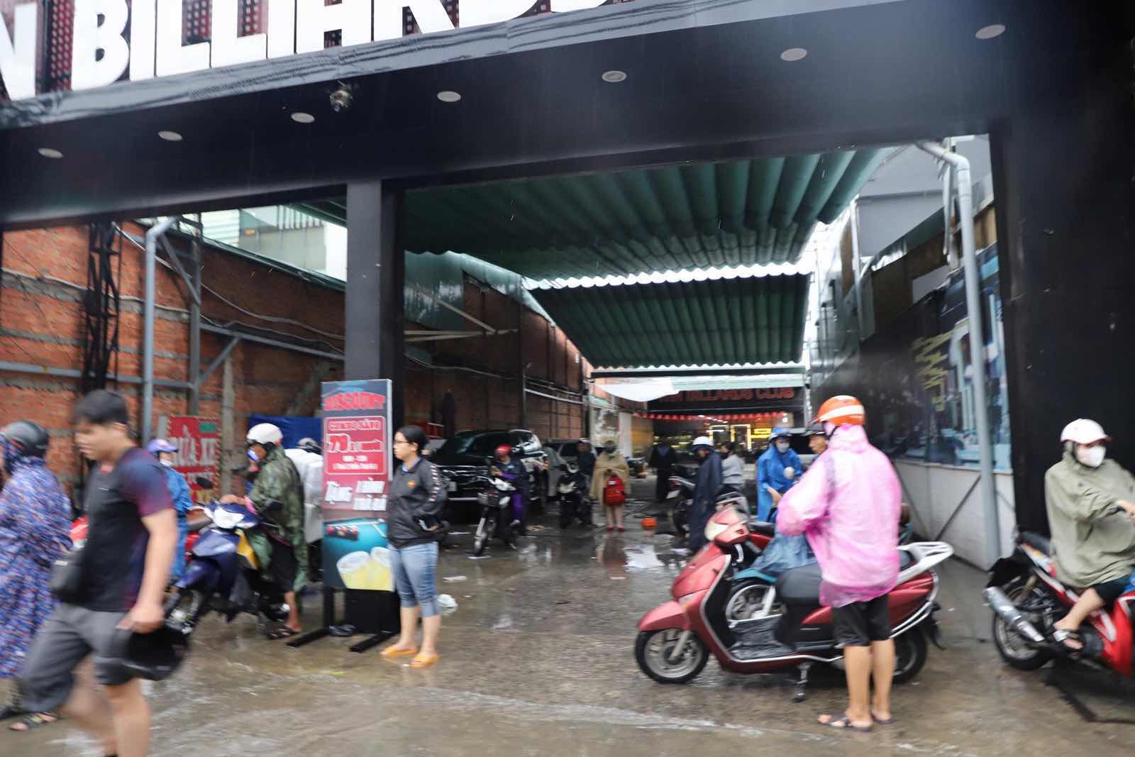 Nuoc tran vao nha dan khien viec sinh hoat, buon ban gap nhieu bat tien. Anh: Minh Tam