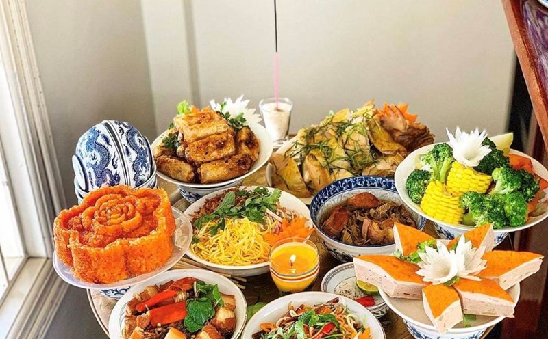 Suggestions for the offering tray on the 1st day of the 7th lunar month. Photo: Tung Do