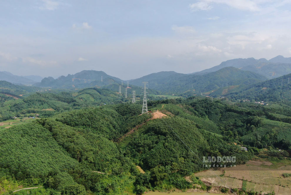 Hang loat cot thep tren tuyen 500kV Lao Cai - Vinh Yen da duoc dung xong, tao tien de cho giai doan keo day va nghiem thu.