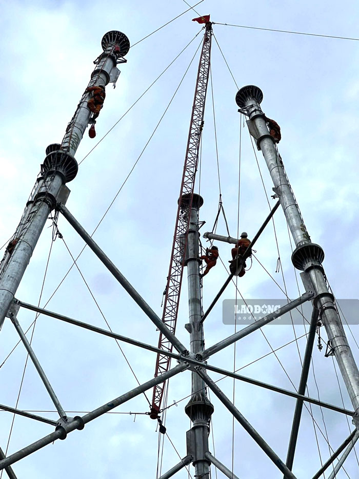 Duong day 500kV Lao Cai - Vinh Yen nam tren nui cao, vi tri hiem tro, nen viec keo day rat gian nan. Anh: Van Duc