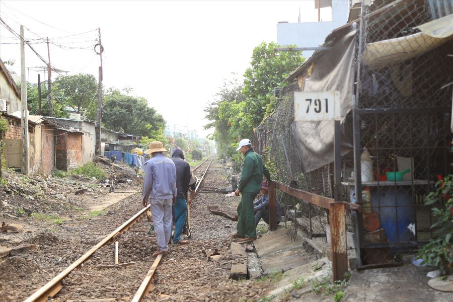 Da Nang resolutely eliminates self-opened crossings on railways, tightening traffic safety. Photo: Van Truc